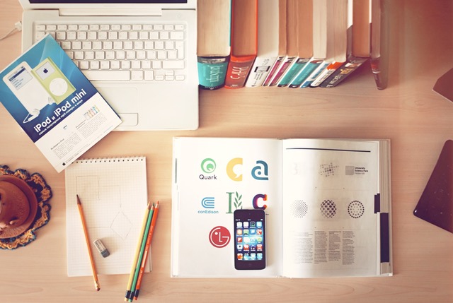 apple-iphone-books-desk - Proideators Digital Marketing Course Training Institute